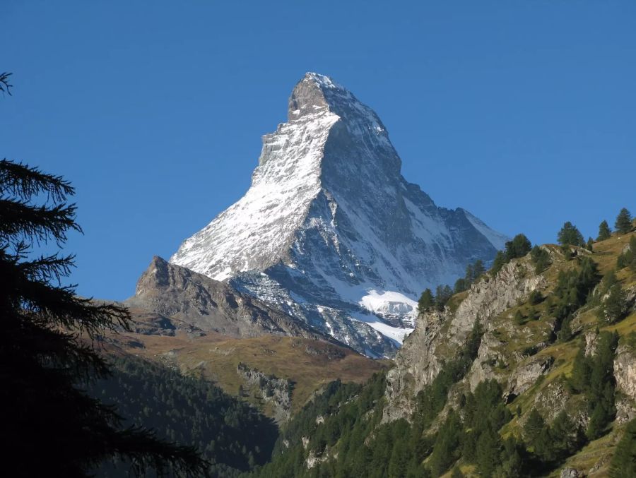 So kennen wir es: Das Matterhorn mit der schattigen Nordwand rechts und der Ostwand links, dazwischen der Hörnligrat, die Schweizer Normalroute auf den Gipfel.