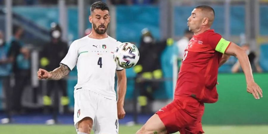 Der Türke Burak Yilmaz (r) gegen Leonardo Spinazzola aus Italien in Aktion. Foto: Alberto Lingria/Pool Reuters/AP/dpa