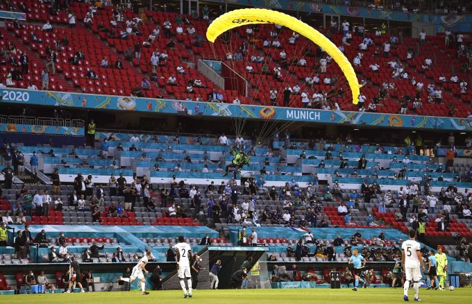 Der Aktivist von Greenpeace landete während der Euro 2020 unsanft in der Allianz Arena in München. Fussball EM