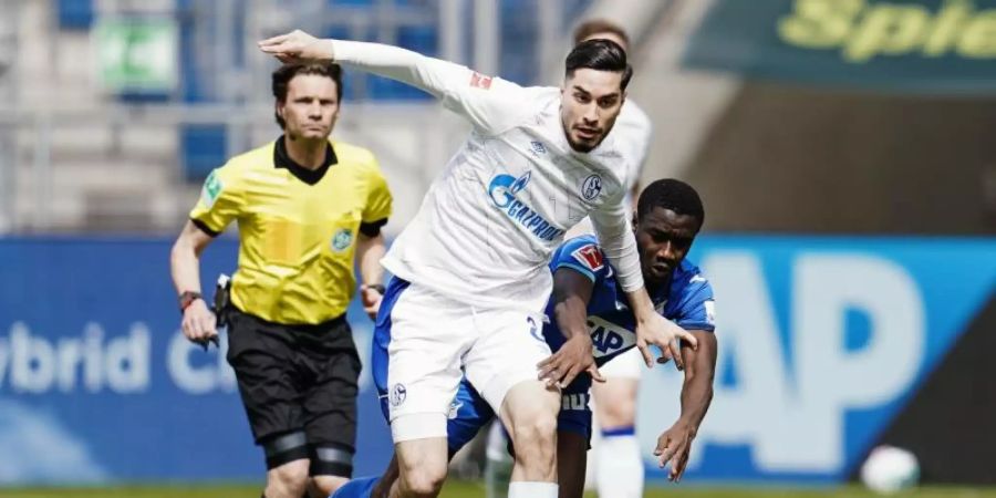 Der Schalker Suat Serdar (l) steht vo einem Wechsel zu Hertha BSC. Foto: Uwe Anspach/dpa