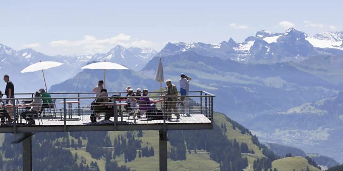 Der weltweite Tourismus hat unter der Pandemie gelitten. Und weil es jetzt mit den Impfungen nur schleppend vorangeht, dürfte das Reisegeschäft weiter schmerzhafte Einbussen spüren. Im Bild Touristen auf der Rigi. (Symbolbild) Der weltweite Tourismus hat unter der Pandemie gelitten. Und weil es jetzt mit den Impfungen nur schleppend vorangeht, dürfte das Reisegeschäft weiter schmerzhafte Einbussen spüren. Im Bild Touristen auf der Rigi. (Symbolbild)