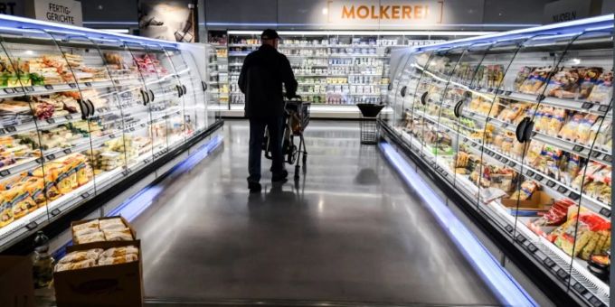 Kunde in einem Supermarkt Kunde in einem Supermarkt