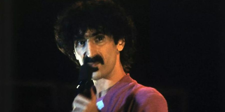 Frank Zappa bei einem Konzert in der Olympiahalle München. Foto: Frank Leonhardt/dpa