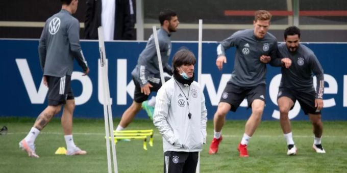 Bundestrainer Joachim Löw beobachtet das letzte Training in Seefeld. Foto: Federico Gambarini/dpa Bundestrainer Joachim Löw beobachtet das letzte Training in Seefeld. Foto: Federico Gambarini/dpa