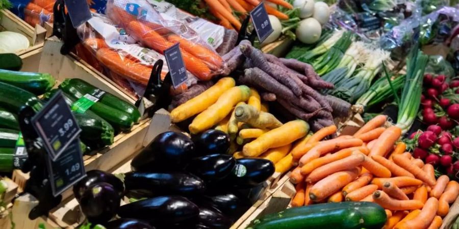 Bio-Gemüse in einem Supermarktregal. Das Thema Nachhaltigkeit wird beim Einkauf immer wichtiger. Foto: Sven Hoppe/dpa