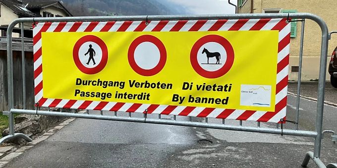 Die Niederentalstrasse in Schwanden GL musste wegen neuen Rissen gesperrt werden. Die Niederentalstrasse in Schwanden GL musste wegen neuen Rissen gesperrt werden.