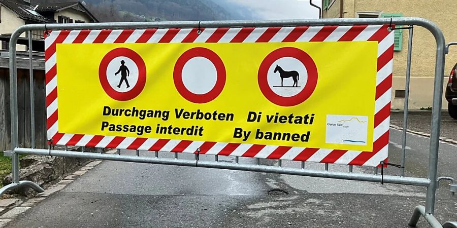 Die Niederentalstrasse in Schwanden GL musste wegen neuen Rissen gesperrt werden.