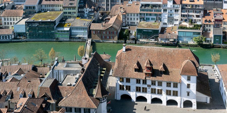 Blick auf den Rathausplatz und das Rathaus. - Stadt Thun