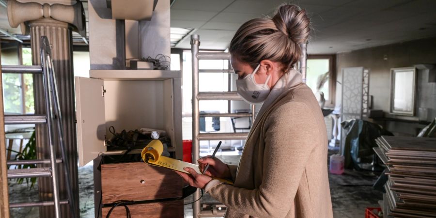 Laura Tschaggelar macht Inventar und schaut, was den Brand überstanden hat.