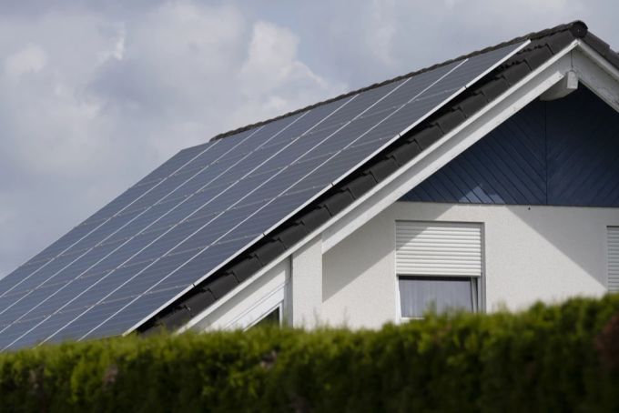 SVP-Nationalrat Lars Guggisberg ist überzeugt, dass die Zielvorgaben im Klimaschutz-Gesetz ohne Installation von Solarpaneelen und Ersatz von Öl- oder Gasheizungen nicht zu erreichen sind. Klimaschutz-Gesetz energetische Gebäudesanierungen