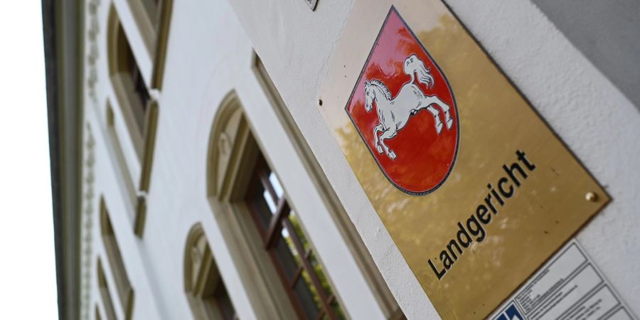 Ein Schild mit dem niedersächsischen Landeswappen am Eingang zum Landgericht Aurich. Dort wurde ein Prozess wegen Drogenhandels verhandelt.