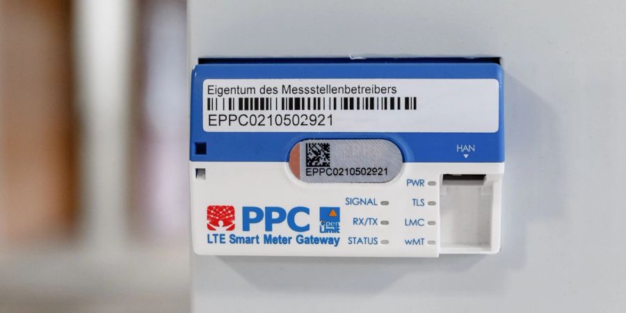 Ein Smart-Meter-Gateway zur Datenübertragung  an einem digitalen Stromzähler.