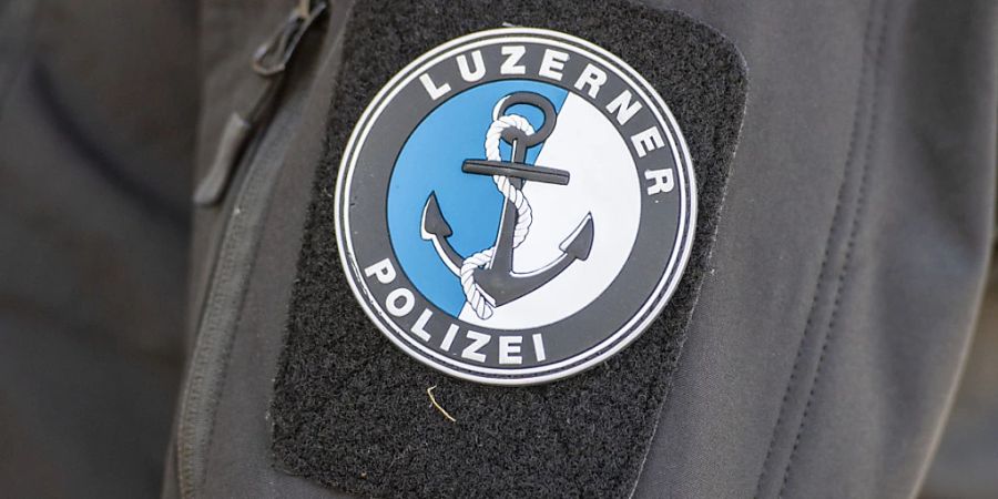 Nach dem Super-League-Spiel zwischen Luzern und St. Gallen ist es am Samstagabend in Luzern zu massiven Ausschreitungen gekommen. Die Polizei setzte Tränengas, Gummischrot und Wasserwerfer ein, vier Personen wurden verletzt. (Archivbild)