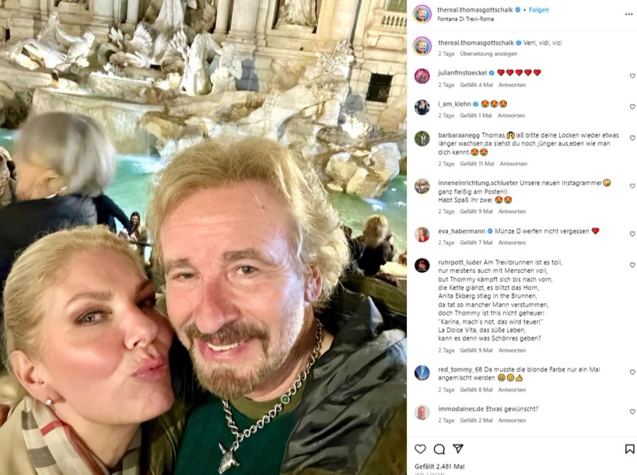 Selfie kann er! Thomas Gottschalk und Freundin Karina vor dem Trevi-Brunnen.