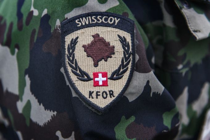 Das Abzeichen der Swisscoy auf einer Uniform, aufgenommen während der Ausbildung für den Einsatz im Kosovo. (Archivbild) Swisscoy Kfor Kosovo Badge