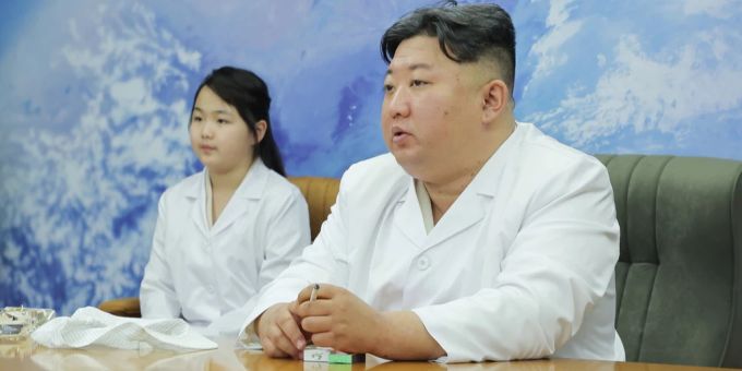 Kim Jong Un ist auf zahlreichen staatlichen Fotos mit einer Zigarette zu sehen – so auch hier. Das Foto ist auf den 16. Mai datiert. nordkorea