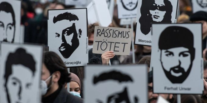 Mit Plakaten und Bildern der Ermordeten erinnern Teilnehmer einer Gedenkveranstaltung an die Opfer des rassistischen Anschlags von Hanau am 19. Februar 2020. Mit Plakaten und Bildern der Ermordeten erinnern Teilnehmer einer Gedenkveranstaltung an die Opfer des rassistischen Anschlags von Hanau am 19. Februar 2020.