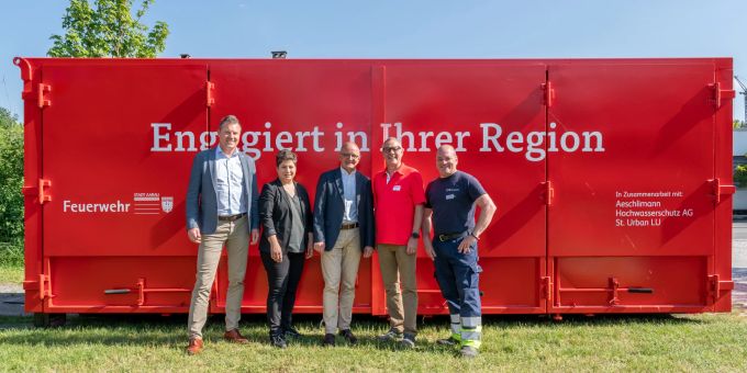 v.l.n.r. Philippe Genoud, Leiter Schaden Mobiliar, Stadträtin Silvia Dell’Aquila, Stadtpräsident Doktor Hanspeter Hilfiker, Generalagent der Mobiliar Aarau Daniel Probst und Feuerwehrkommandant David Bürge vor dem neuen Hochwasserschutz-Container. Hochwasserschutz-Container.