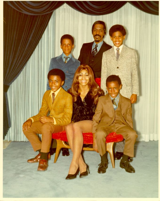 Tina Turner mit ihren vier Söhnen und ihrem ersten Ehemann Ike Turner im Jahr 1972. tina turner