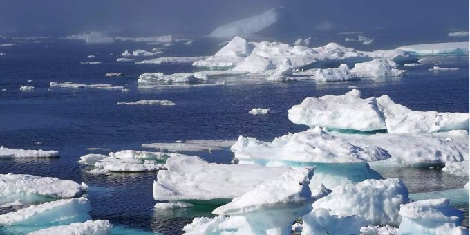 Eisberge schwimmen vor der Küste Grönlands. Eisberge schwimmen vor der Küste Grönlands.