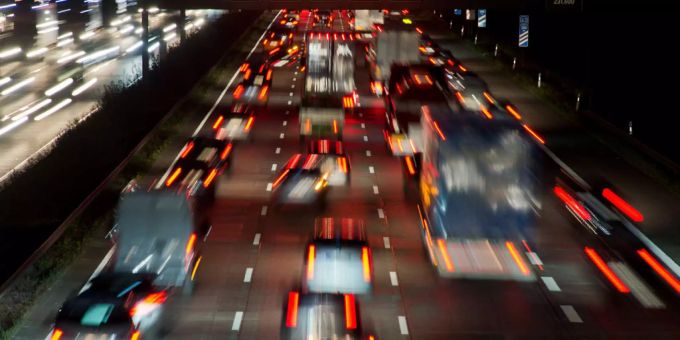 Eine dicht befahrene Autobahn in Deutschland bei Nacht. (Symbolbild) Autobahn