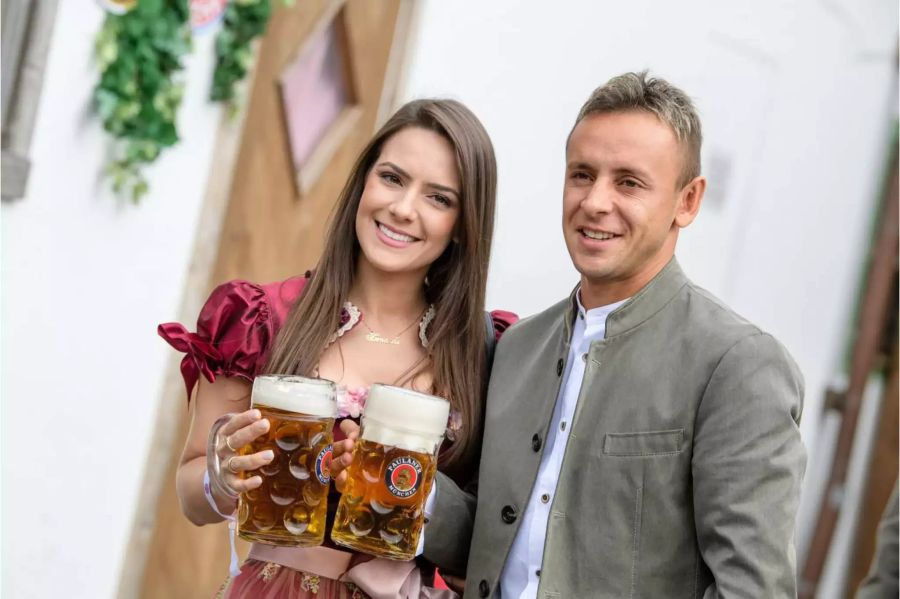 Rafinha und seine Partnerin Fernanda Bellafronte kommen in das Käferzelt auf dem Oktoberfest auf der Theresienwiese.