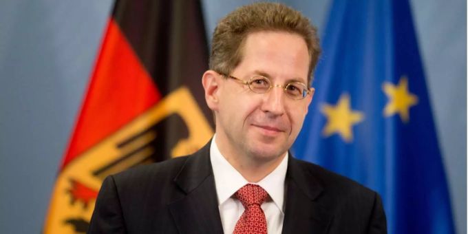 Der abgesetzte Verfassungsschutz-Chef Hans-Georg Maassen posiert für Fotografen vor einem Presse-Statement. Der abgesetzte Verfassungsschutz-Chef Hans-Georg Maassen posiert für Fotografen vor einem Presse-Statement.