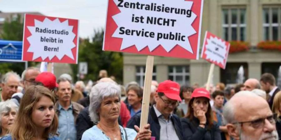 Demonstranten gegen den Umzug des Radiostudio Berns auf dem Bundesplatz in Bern.