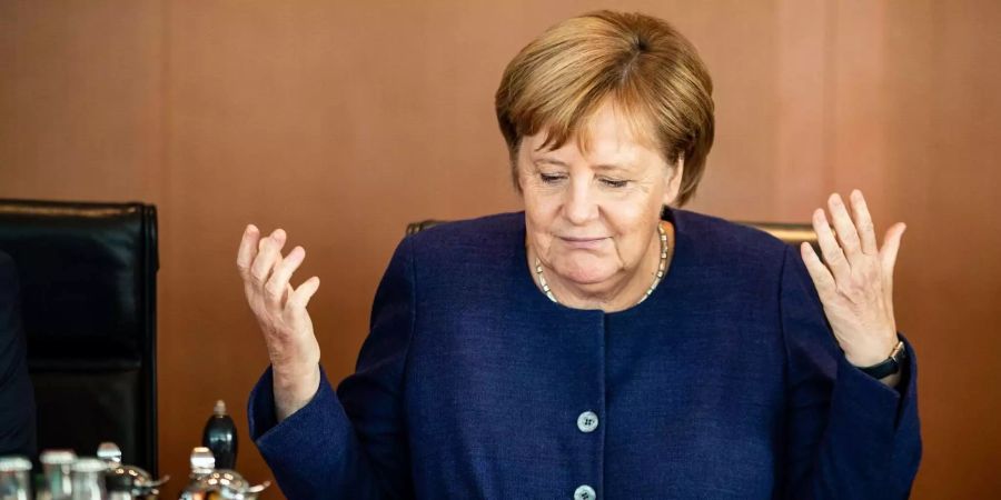 Die deutsche Bundeskanzlerin Angela Merkel gestikuliert während einer Sitzung in Berlin.