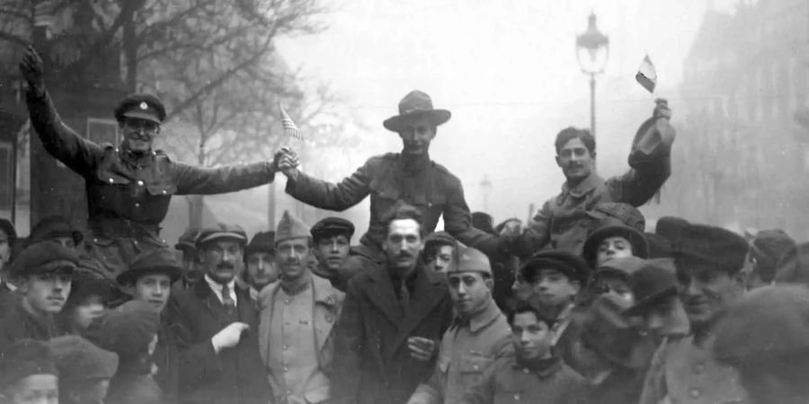 In Paris wird der Waffenstillstand nach dem 1. Weltkrieg 1918 gefeiert.