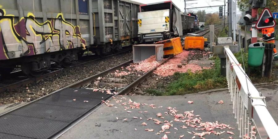 Die Schlachtabfälle liegen auf dem Gleis und der Strasse.