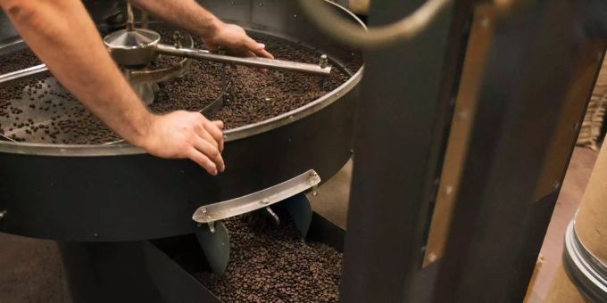 Die schützenden Verbindungen entstehen beim Rösten. In einer Rösterei wird Kaffee geröstet.