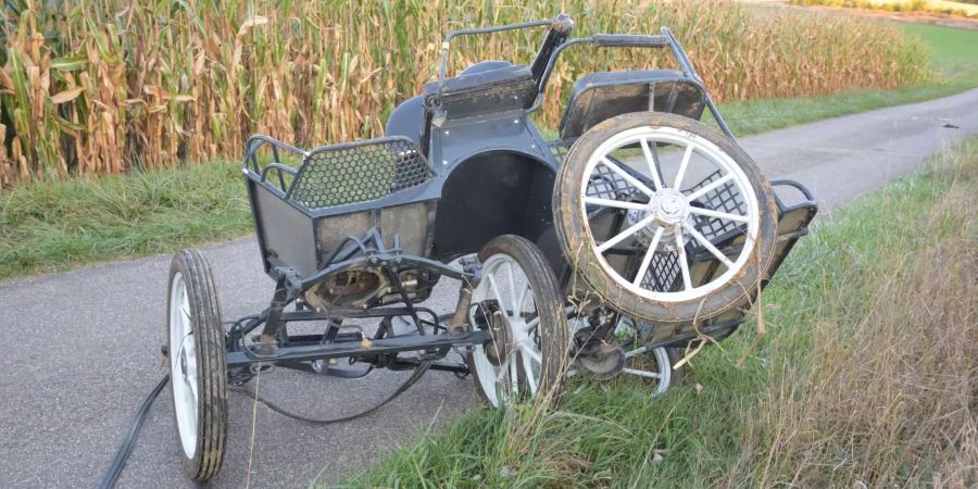 Die umgekippte Kutsche in Rodersdorf SO nach dem Selbstunfall.