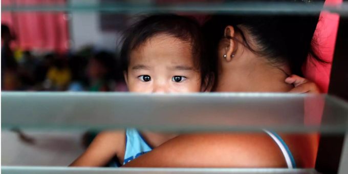 Ein Kind in den Philippinen umarmt seine Mutter. Ein Kind in den Philippinen umarmt seine Mutter.