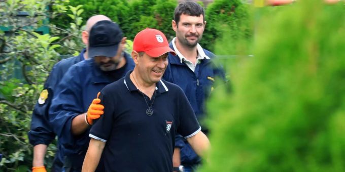 Slowenische Polizeibeamte führen den rechtsextremen Politiker Andrej Sisko (v.) in Maribor (SVN) ab. Slowenische Polizeibeamte führen den rechtsextremen Politiker Andrej Sisko (v.) in Maribor (SVN) ab.