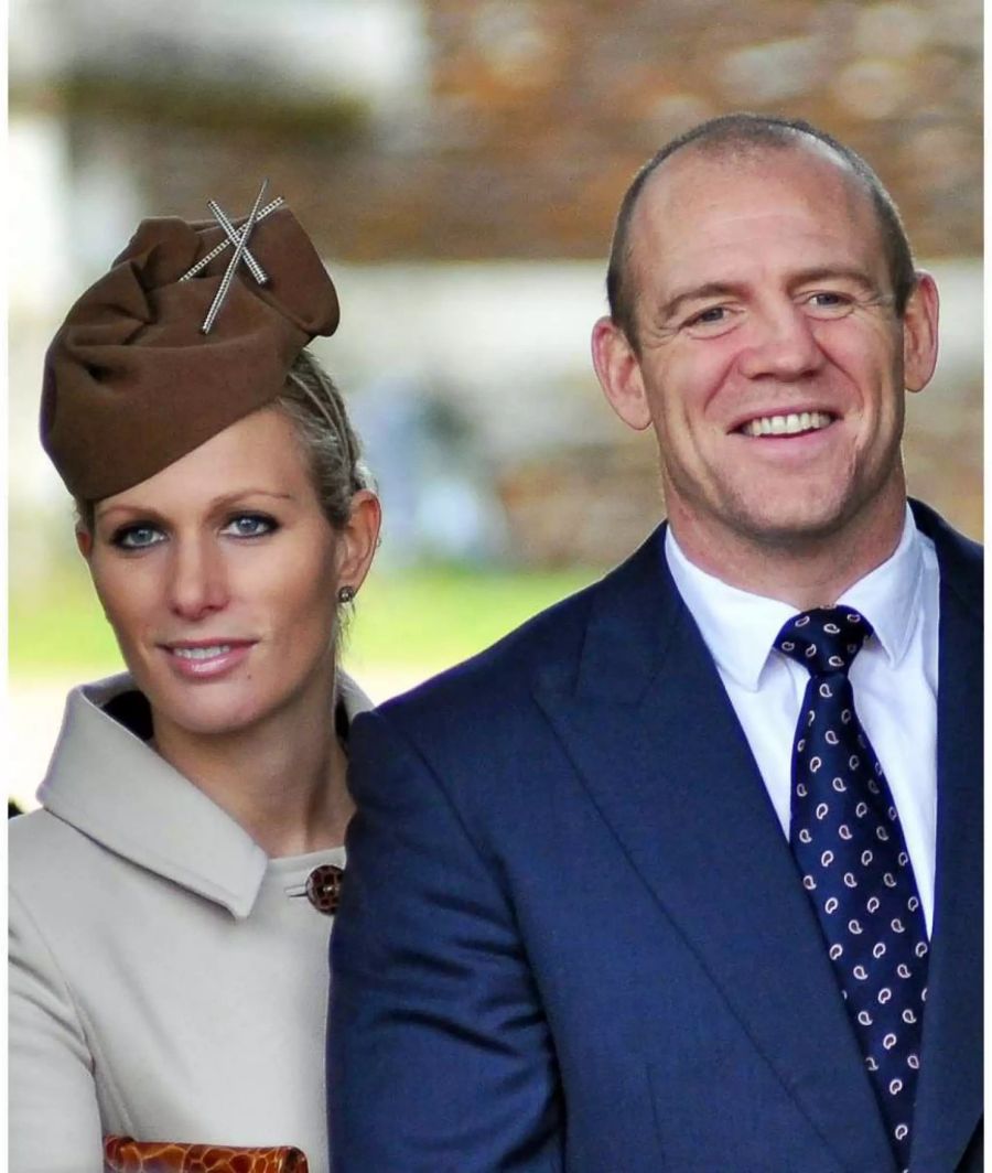 Zara und Mike Tindall verlassen an Weihnachten 2012 die St. Mary Magdalene Church in Sandringham (GB).