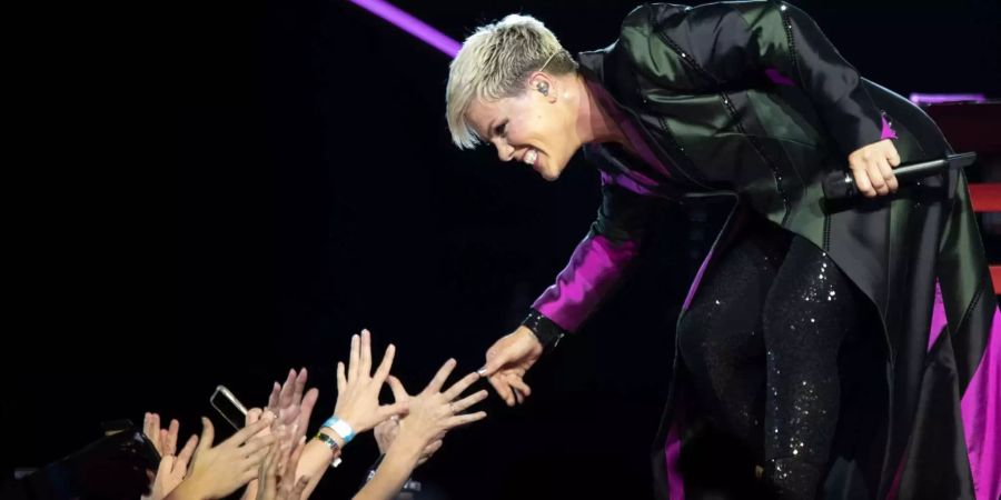 Die Pop-Rock-Sängerin Pink begrüsst Fans bei ihrem Auftritt in der Perth Arena in Perth (AUS). P