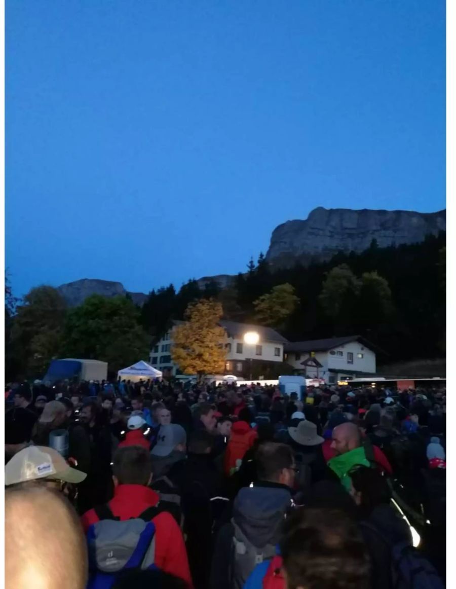 Zum Ende des Tages hiess es nochmals anstehen - und dies gleich mehrere Stunden für den Bustransport zurück nach Brienz.