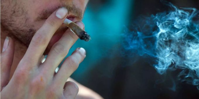Ein Mann raucht Cannabis, bald soll dies in Deutschland legal sein. Cannabis als Rauschmittel