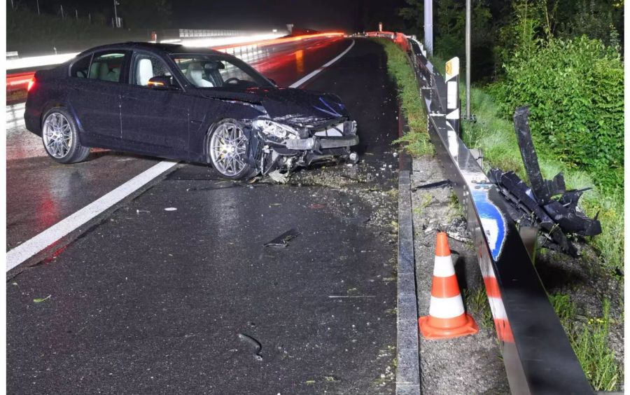Verunfalltes blaues Auto mit grossen Schaden vorne und angeschlagene seitliche Leitplanke - zvg Kantonspolizei Luzern