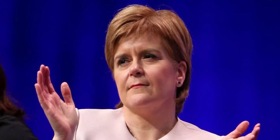 Nicola Sturgeon, Erste Ministerin von Schottland, applaudiert am zweiten Tag des Jahresparteitags.