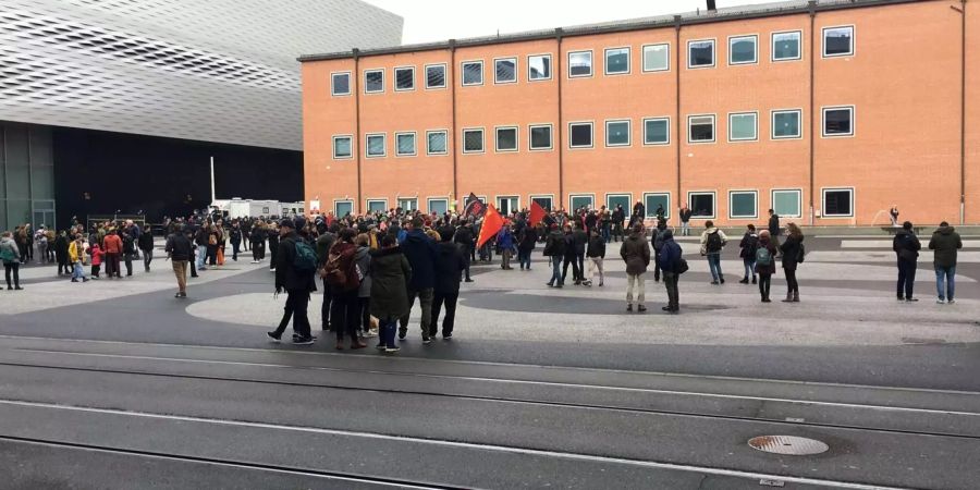 Die Teilnehmer der unbewilligten Gegendemonstration versammeln sich auf dem Messeplatz in Basel.