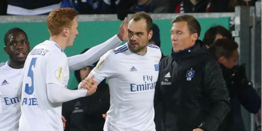 Der Hamburger Pierre-Michel Lasogga (Mitte) jubelt nach dem 1:0 mit David Bates (l) und Trainer Hannes Wolf.