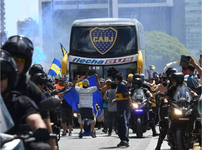 dpatopbilder - 24.11.2018, Argentinien, Buenos Aires: Fussball: Südamerika, Finale Copa de Libertadores: River Plate - Boca Juniors, Rückspiel. Der Bus von Boca Juniors fährt zum Stadion. Fans des Stadtrivalen River Plate bewarfen mit Steinen den Bus, mit dem das Team am Stadion ankam. Mindestens vier Fenster des Fahrzeuges wurden zerstört. Foto: Jose Romero/telam/dpa +++ dpa-Bildfunk +++ Copa Libertadores - Finale