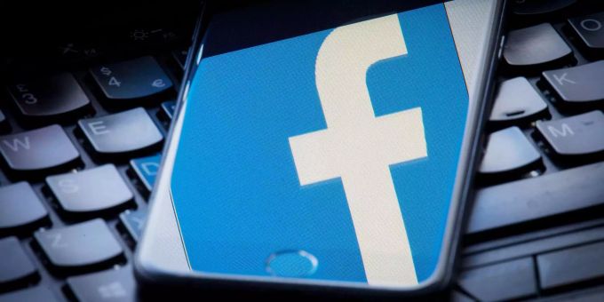 Das Logo von Facebook spiegelt sich in einem Handy. Facebook giphy