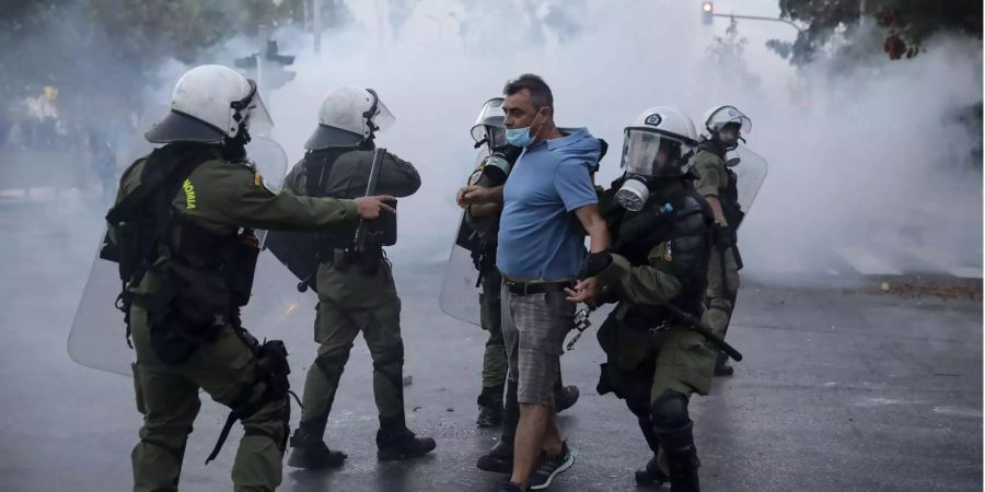 Ein Demonstrant wird während eines Protests gegen Griechenlands Haushaltspolitik von Polizisten festgenommen.