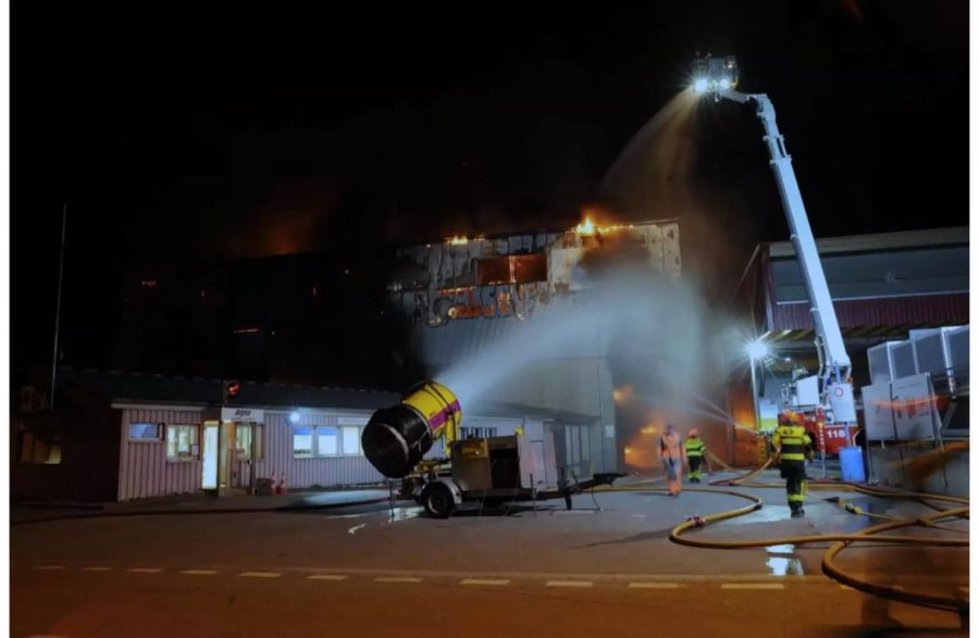 Die Feuerwehr hatte den Brand schnell unter Kontrolle gebracht und somit ein Übergreifen auf umliegende Gebäude verhindert.