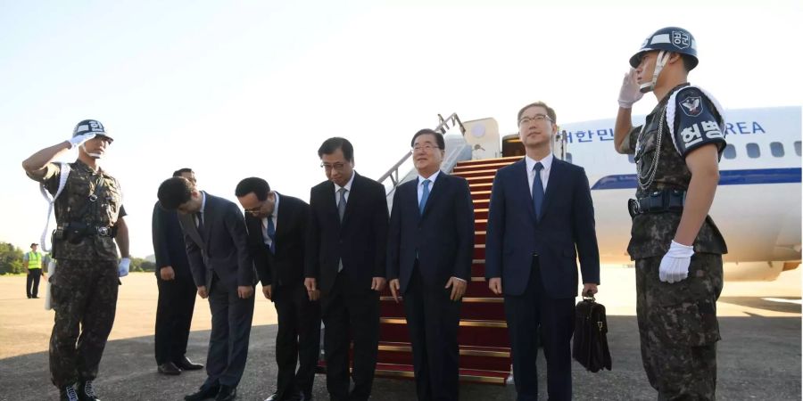 Chung Eui Yong (dritter von rechts) und die südkoreanische Delegation verabschieden sich am Flughafen in Seoul.