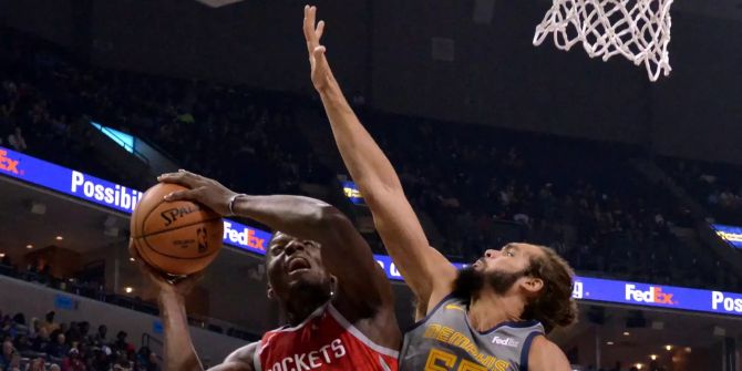 Clint Capela versucht den Ball and Joakim Noah vorbeizubringen.