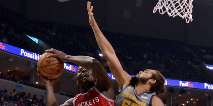 Clint Capela gelingt gegen die Memphis Grizzlies ein Double-Double. Clint Capela versucht den Ball and Joakim Noah vorbeizubringen.